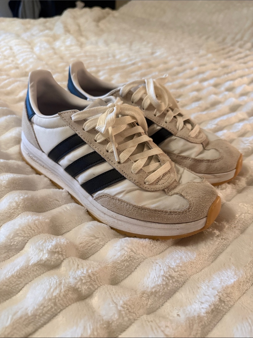 adidas Men’s White & Black Retro-Style Sneakers with Blue Heel Accent